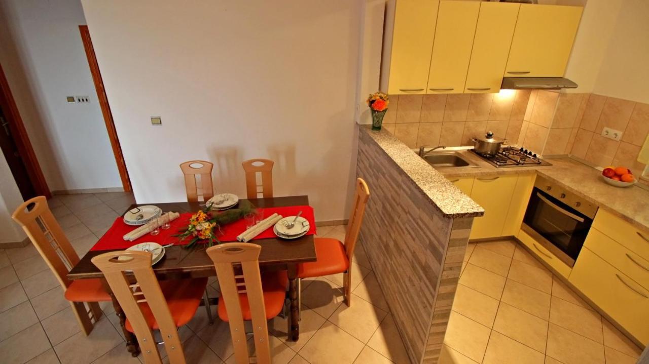 Apartments Iko 奥米什 外观 照片