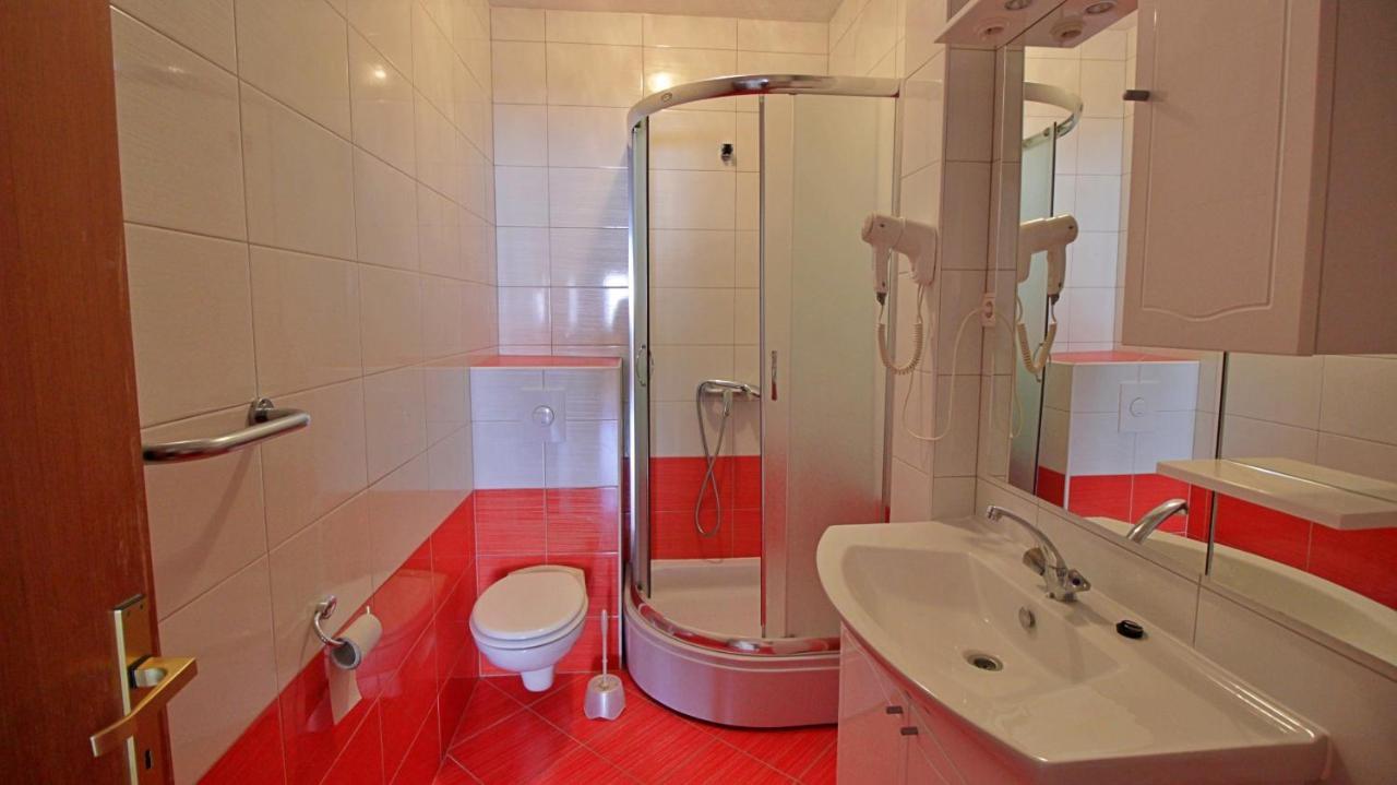 Apartments Iko 奥米什 外观 照片