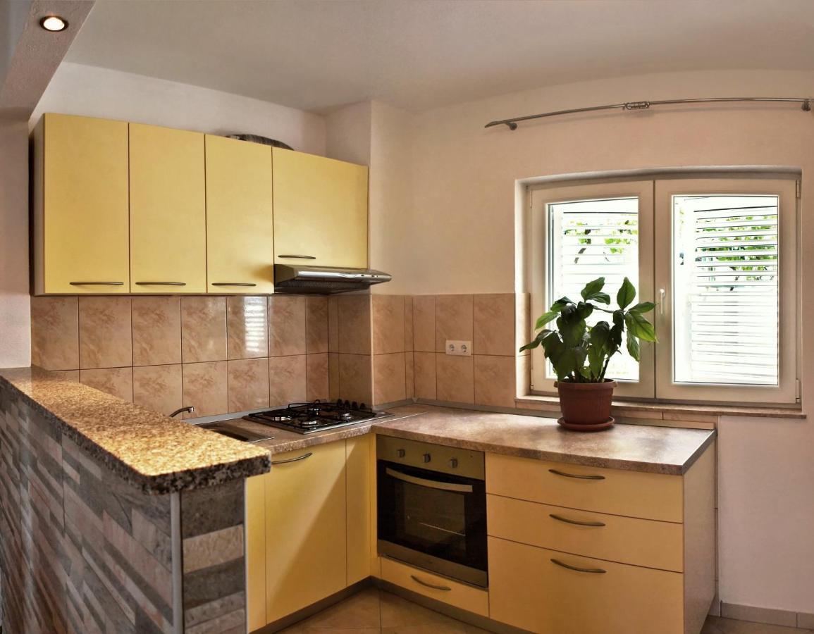 Apartments Iko 奥米什 外观 照片